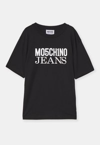 Černé tričko s krátkým rukávem s výrazným bílým textem "MO5CH1NO JEANS" na přední straně, s jednoduchým bílým pozadím.