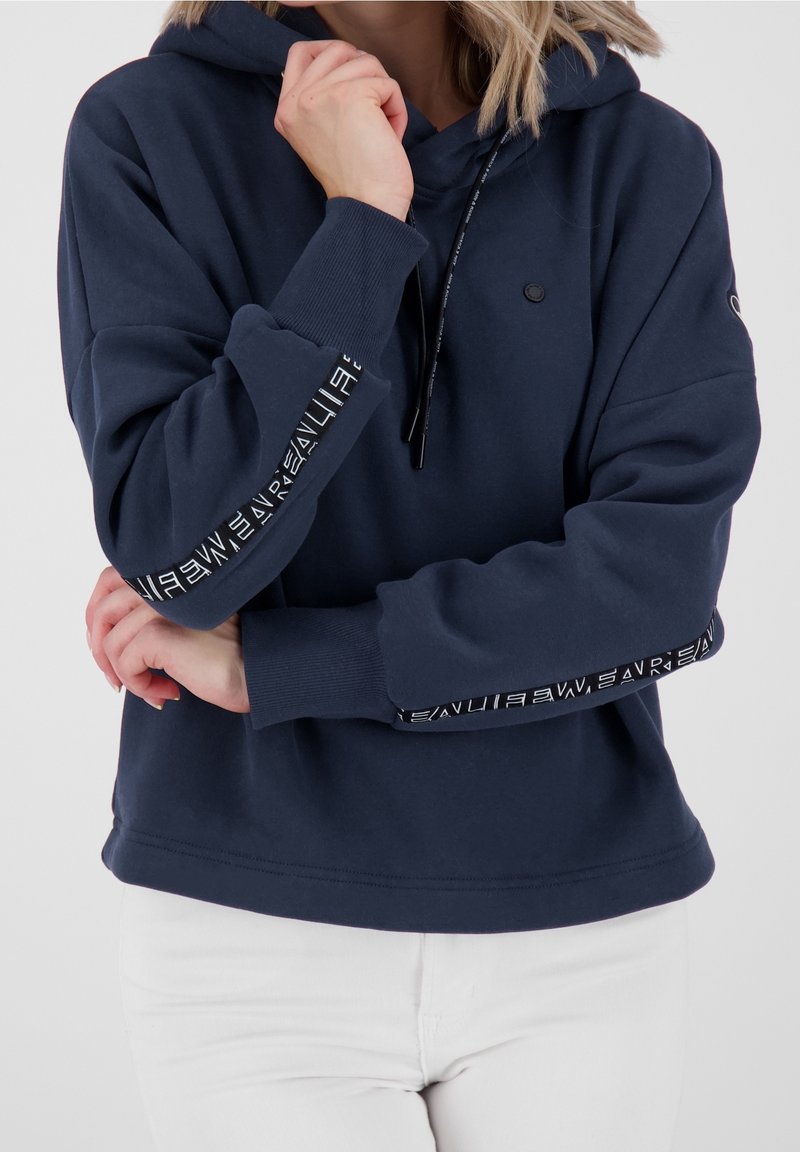 Sudadera azul marina hecha de un tejido suave, con un bolsillo tipo canguro, capucha con cordón y detalles de logo en blanco en las mangas.
