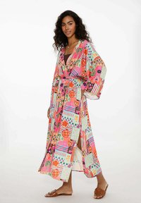 Kolorowy kimono z wzorem, zawierający żywe owoce i geometryczne wzory, długie rękawy, przewiązywany w pasie, wykonane z lekkiego, zwiewnego materiału.