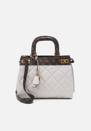 Sac en cuir blanc matelassé avec une poignée supérieure à motif noir et une bandoulière, doté de quincaillerie dorée et d'un petit charme attaché.
