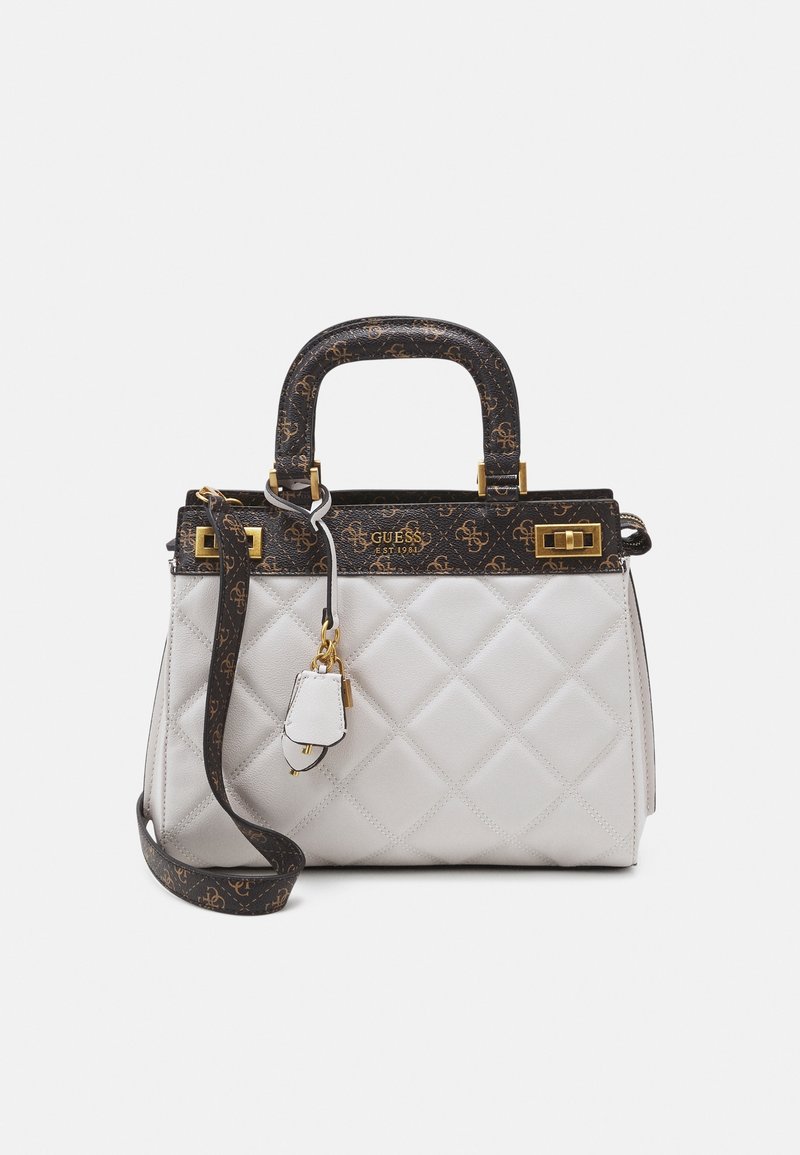 Sac en cuir blanc matelassé avec une poignée supérieure à motif noir et une bandoulière, doté de quincaillerie dorée et d'un petit charme attaché.