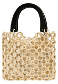 Sac à main beige tissé avec un motif floral texturé, doté d'une poignée en plastique noire et d'anneaux argentés pour l'attachement.