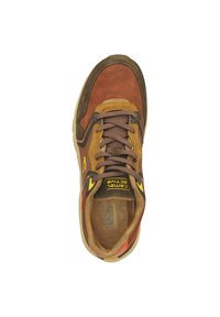 Braune und beigefarbene Wildleder-Sneaker mit Mesh-Akzenten, Gummisohle, runden Schnürsenkeln und gelbem Logodetail. Genähte Nähte und gepolsterter Innenraum.