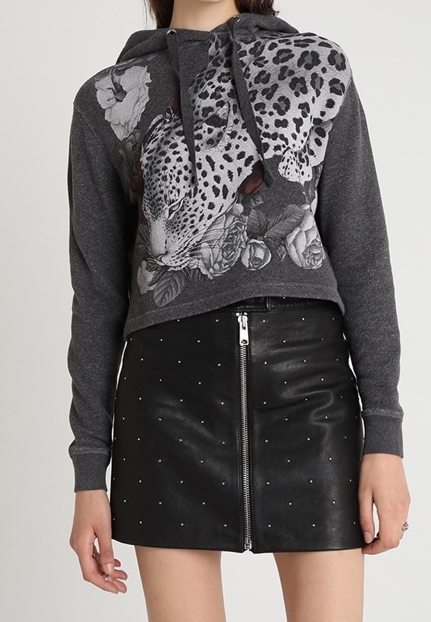 Sweat à capuche gris raccourci avec un graphisme léopard et floral sur le devant, associé à une jupe en cuir noire ornée de clous argentés et d'une fermeture éclair à l'avant.