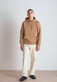 GANT REG SHIELD - Jersey con capucha - warm khaki