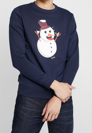 Mørkeblå sweatshirt med grafik af en smilende snemand iført en rød og brun høj hat, med pinde som arme, der er løftet, og næse af en gulerod.