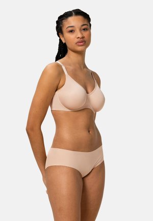 Beżowy stanik z miękkiego materiału, formowanymi miseczkami i regulowanymi ramiączkami; w zestawie z pasującymi gładkimi majtkami bikini. Prosty design, bezszwowy wygląd.