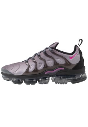 Grå og sort Nike-sneaker med pink detaljer og gennemsigtig luftpolstret sål, sidevisning der viser snørelukning og trækflig på hælen.