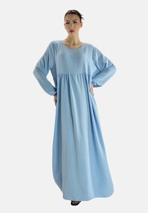 Robe longue bleue en tissu doux et léger. Elle présente un col rond, des manches longues et une taille froncée pour une silhouette fluide.