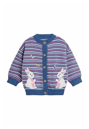 Kinderstrickjacke mit blauem, pinkem und weißem Streifenmuster, Holzknöpfen und gestickten weißen Hasen mit Schmetterlingen.