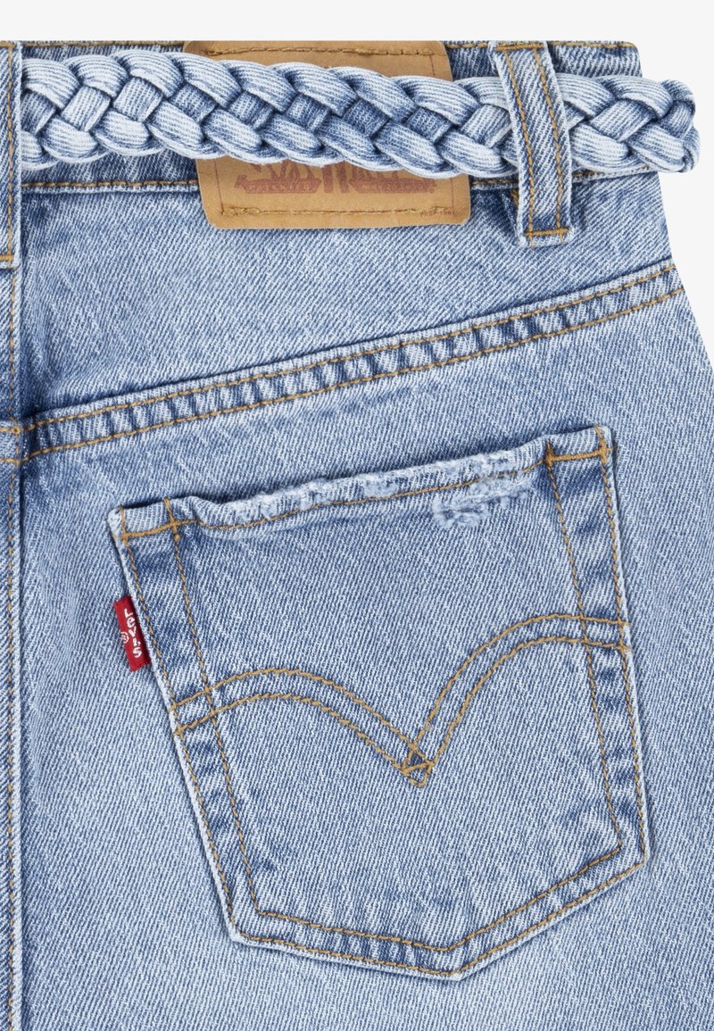 Jeans in tessuto denim blu con una cintura intrecciata di colore azzurro chiaro, cuciture gialle a contrasto e una piccola etichetta rossa sulla tasca posteriore.