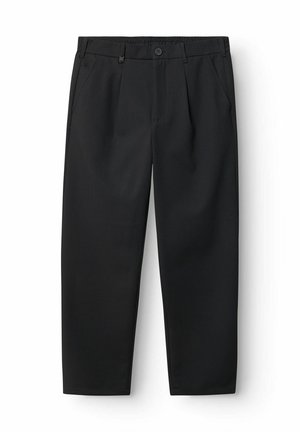 Schwarze, schmal zulaufende Hose mit Knopf- und Reißverschluss, Seitentaschen und Gürtelschlaufen auf weißem Hintergrund.