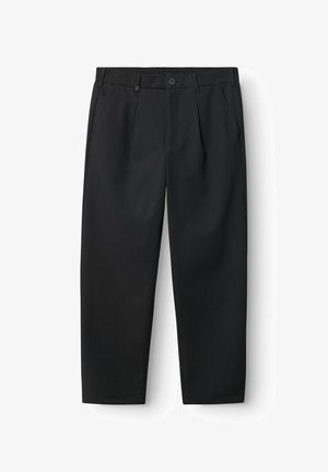 Črne ožje hlače s sponko za gumb in zadrgo, stranskimi žepi ter zankami za pas na belem ozadju.