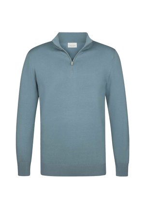 Jersey de punto azul claro con mangas largas, cuello alto con cremallera, puños y bajo acanalados. Textura suave con detalles mínimos de costura.