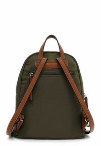Sac à dos en nylon vert avec des accents en cuir marron, poignées supérieures, bretelles réglables et une poche zippée à l'arrière.