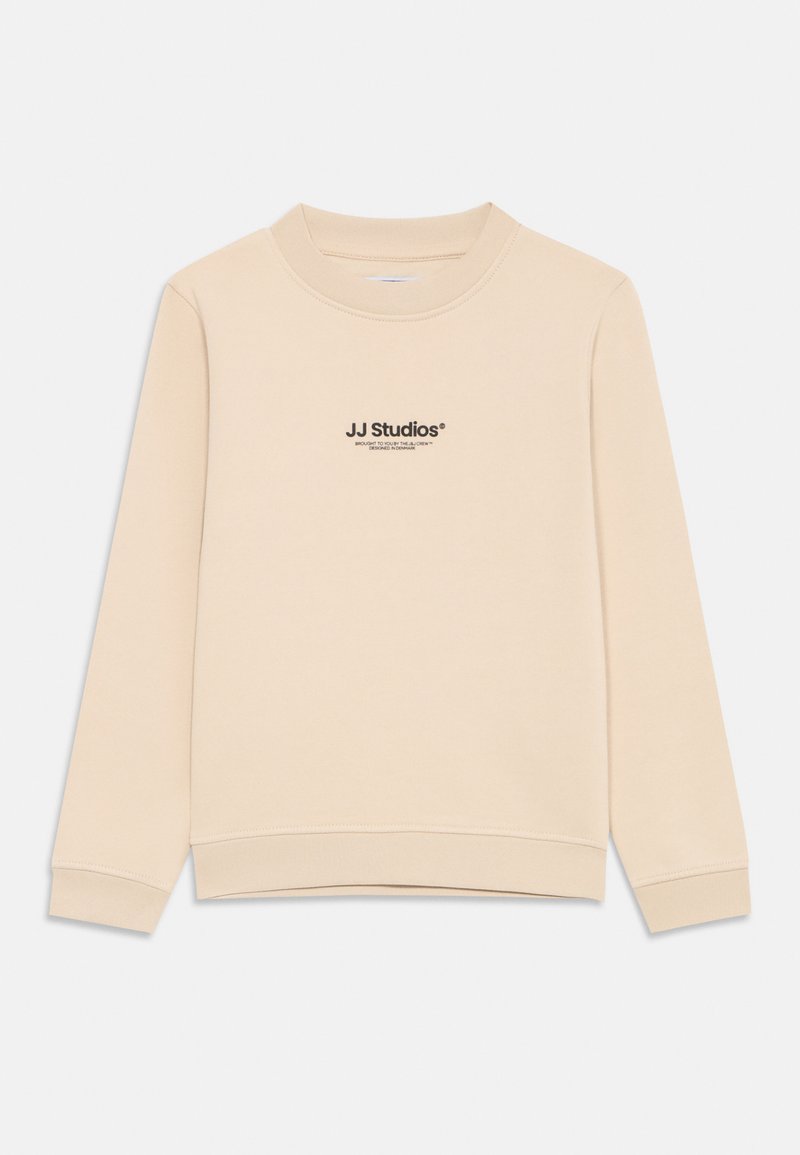 Felpa beige con collo rotondo, maniche lunghe, polsini a coste e un piccolo logo stampato nero sul petto. Texture morbida e liscia.