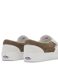 Sneaker slip-on con tomaia in suede marrone con accenti bianchi, pannelli testurizzati e suola in gomma bianca resistente. Logo sul tacco.