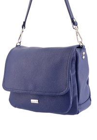 Navyblauwe leren handtas met een gestructureerde afwerking, een omklapbare klep en zilverkleurige hardware accenten. Verstelbare schouderriem bevestigd.