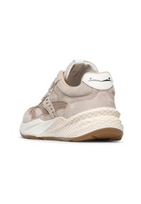 Sneaker beige in suede con finitura testurizzata, colletto imbottito e suola in gomma bianca con un sottile design a griglia sul lato.