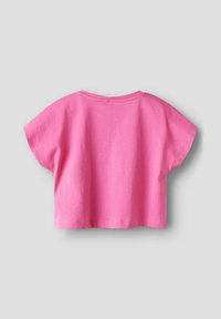 Camiseta corta de color rosa brillante, hecha de algodón suave. Presenta mangas cortas y anchas y un escote redondo con un acabado limpio.