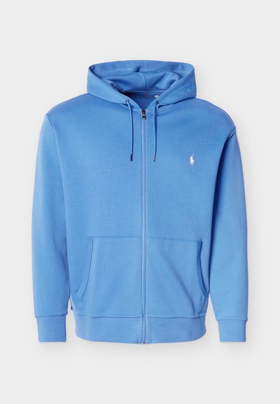 Hellblauer Kapuzenpullover mit Reißverschluss, Fronttaschen, Kordelzugkapuze und kleinem weißen bestickten Logo auf der linken Brust.