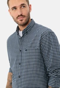 Overhemd met knopen in een blauwe en witte geruite patroon, een button-down kraag en een borstzak. Gemaakt van een katoenen mix.