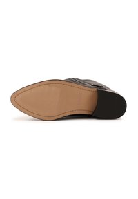 Semelle de botte en cuir marron à bout pointu avec des bords cousus et un talon noir texturé, vue par le dessous.