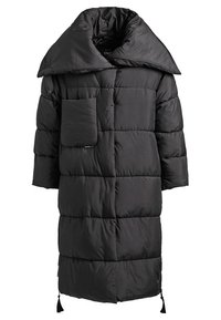 Long manteau matelassé noir avec grand col oversize, manches longues, poche à rabat à l'avant et cordons coulissants à l'ourlet.
