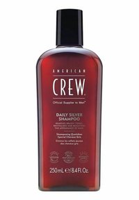 Mörk bärnstensfärgad flaska av American Crew Daily Silver Shampoo, 250 ml. Har vit text och ett svart flip-top-lock. Vegansk formel, inga silikoner.