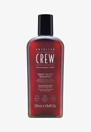 Tumma meripihkan värinen pullo American Crew Daily Silver Shampoo -shampoota, 250 ml. Pullo sisältää valkoista tekstiä ja mustan avattavan kannen. vegaaninen koostumus, ei silikoneja.