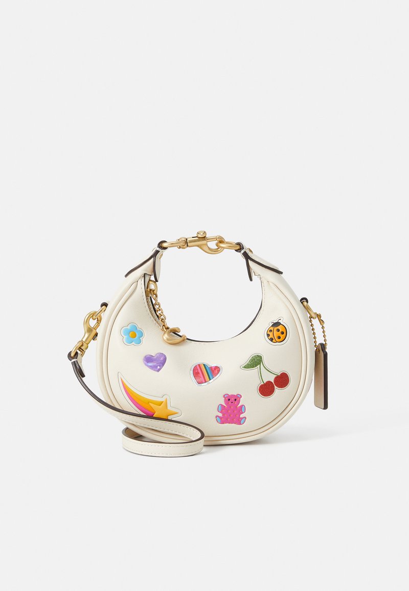 Bolsa de couro creme, com um formato curvado, apresentando remendos coloridos e divertidos, ferragens douradas e uma alça de ombro removível.