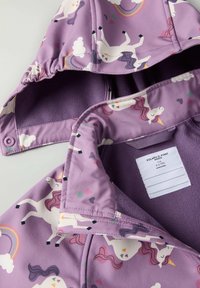 Paars hoodie-jack met een eenhoorn- en regenboogpatroon, voorzien van een zachte, getextureerde fleece voering en drukknopen. Geschikt voor kinderen.