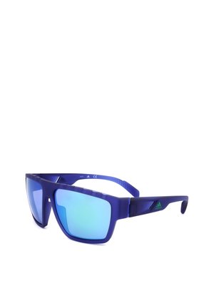 Occhiali da sole sportivi blu con lenti blu riflettenti e logo Adidas nero sulla stanghetta, vista angolata su sfondo bianco.