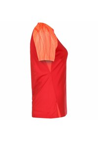 Maglietta atletica rossa con maniche a motivo arancione, dalla lunghezza corta e in tessuto testurizzato; progettata per comodità e mobilità.