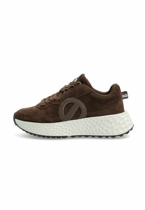Bruine suède sneaker met een gestructureerde witte dikke zool, veters aan de voorkant en een rond logo op de zijkant en de hieltreklip.