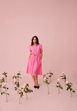 Kaffe KAEMINE BUTTON DOWN TIE - Srajčna obleka - pink power