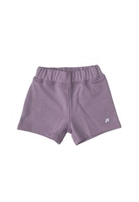 Pantaloni corti in cotone viola chiaro con vita elastica, dotati di un piccolo logo bianco in basso a destra e dettagli cuciti.