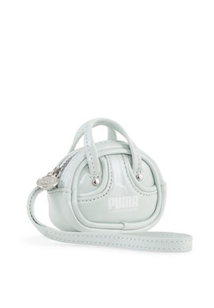Petit sac à main Puma bleu clair brillant avec deux poignées, fermeture éclair et une sangle de poignet détachable, posé sur un fond blanc.
