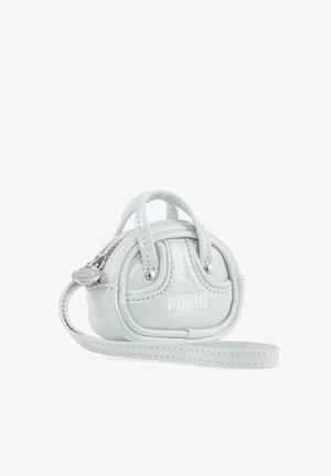 Petit sac à main Puma bleu clair brillant avec deux poignées, fermeture éclair et une sangle de poignet détachable, posé sur un fond blanc.