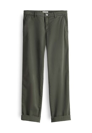 Pantaloni in cotone verde oliva con design a gamba dritta, tasche frontali e orli arrotolati, caratterizzati da una chiusura con bottone in metallo e zip.