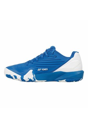 Blauer und weißer Yonex-Sportschuh mit niedrigem Schnitt, strukturierter Sohle und Schnürdesign, seitliches Logo sichtbar, linksseitige Perspektive.