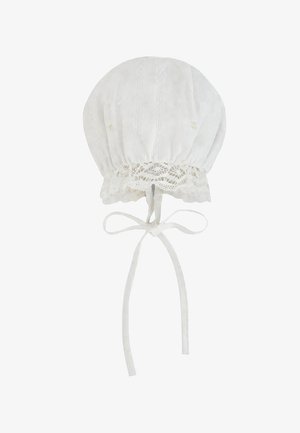 Cuffia bianca in stile vintage per neonati con bordo in pizzo e lacci legati sotto il mento, realizzata in tessuto morbido e strutturato.