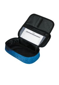 Bleistiftetui mit blauer Farbverlauf-Optik und glitzerndem Finish, mit Reißverschluss und schwarzem Innenraum. Verfügt über eine Innentasche aus Mesh und elastische Schlaufen zur Organisation.