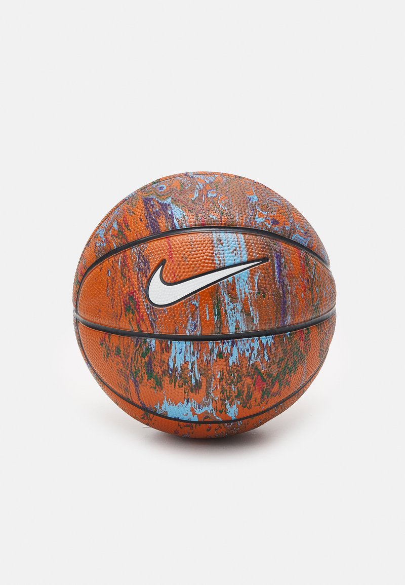 Nike košarkaška lopta, teksturirana narančasta površina s plavim i ljubičastim uzorcima, crni šavovi i bijeli swoosh znak istaknuto prikazani.