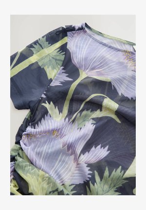 Oberteil mit Blumenmuster, das große lila Blumen und grüne Blätter auf einem dunklen Hintergrund zeigt. Leichter, strukturierter Stoff mit gerafftem Detail.