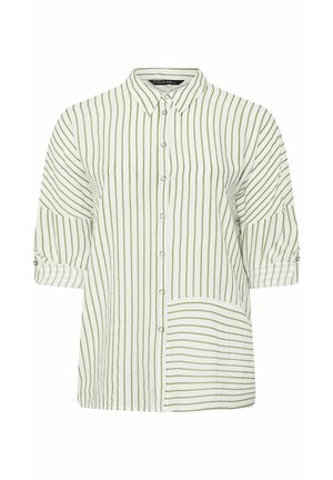 Camisa blanca de botones con rayas verticales oliva, mangas remangadas aseguradas con trabillas y un bolsillo con rayas horizontales en el lado inferior derecho.