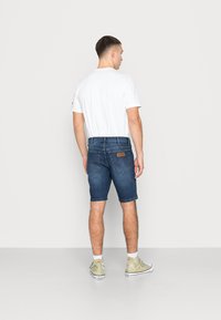 Wrangler TEXAS - Calções de ganga - dark wash