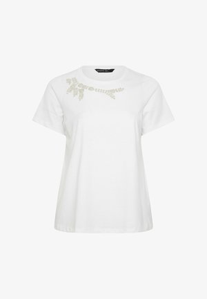 Blouse blanche à manches courtes avec un col rond, ornée d'un délicat motif floral de perles fines près de l'encolure sur le côté gauche.