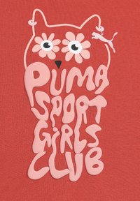 Rde majica s kratkimi rokavi z rožnato sovo, ki ima oči iz cvetic, in napisom "PUMA SPORT GIRLS CLUB" v igrivem črkujočem fontu.