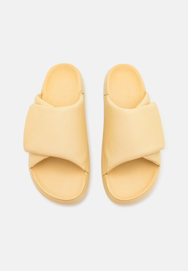 COZMO - Slippers - straw4